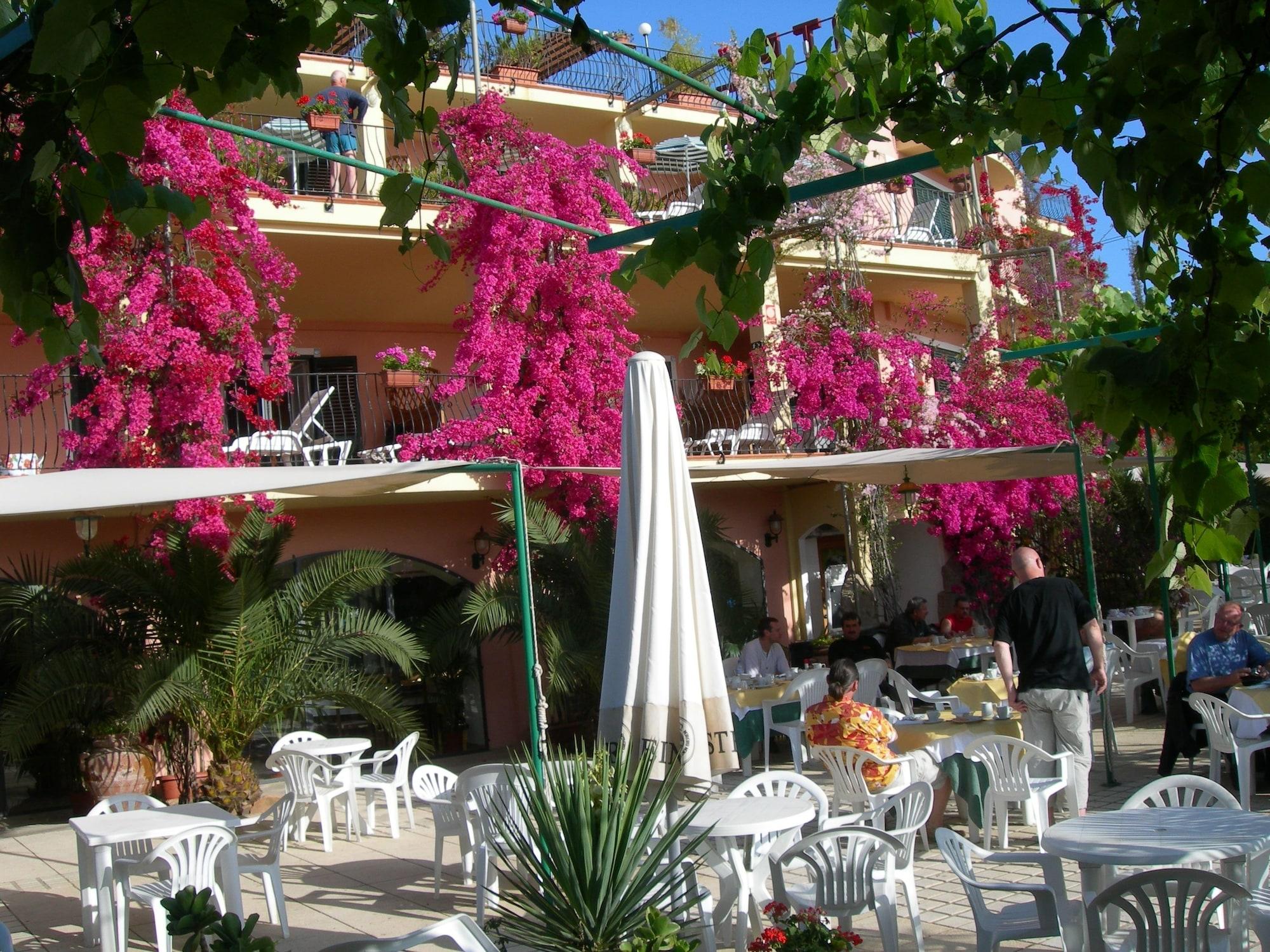 Domus De Janas Sul Mare Hotel Bari Sardo Exterior foto